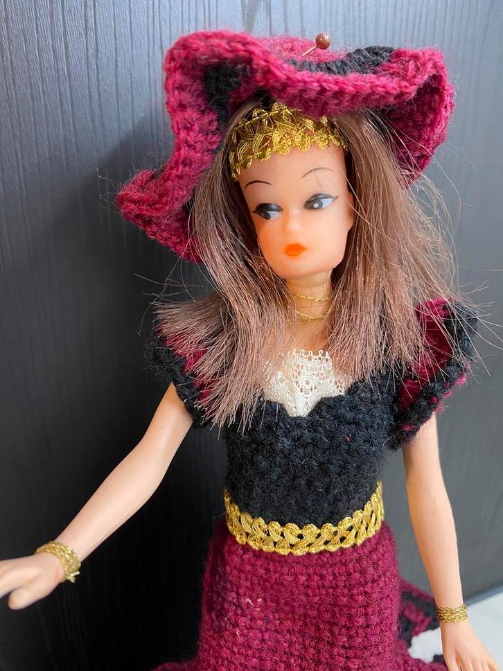 Vintage pop met gebreide jurk en hoed, Collections, Poupées, Comme neuf, Poupée, Enlèvement ou Envoi