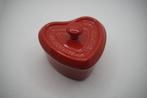 Staub hartvormige cocotte keramiek rood, Huis en Inrichting, Gebruikt, Keramiek, Overige typen, Ophalen of Verzenden