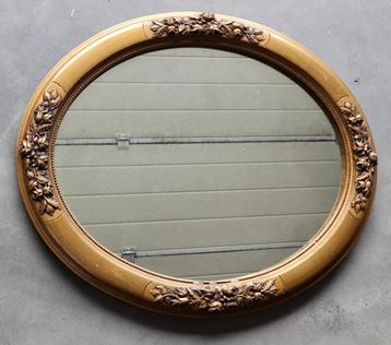Oude ovalen spiegel