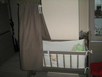 baby-wieg met toebehoren beschikbaar voor biedingen