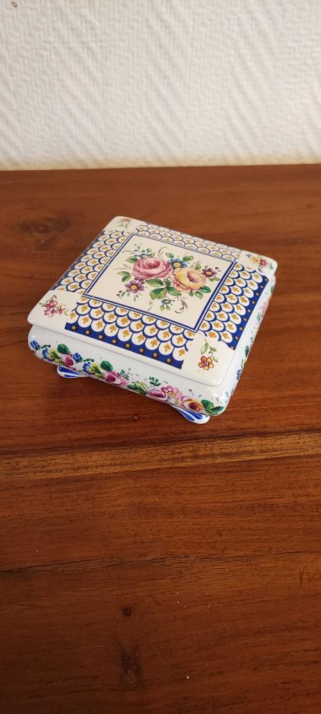 Juwelendoosje met roosjes handgeschilderd T. Limoges, Antiek en Kunst, Antiek | Porselein, Ophalen of Verzenden
