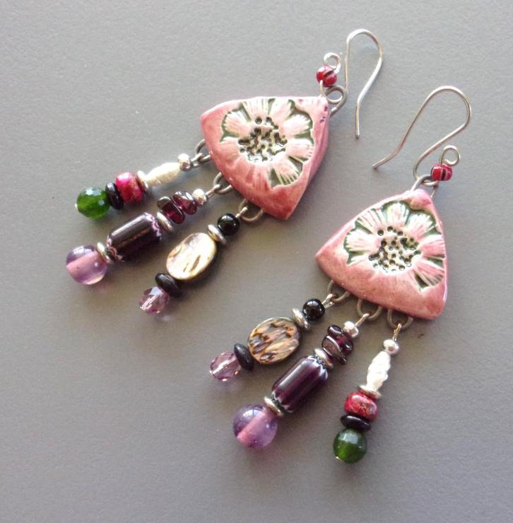 Handgemaakte oorbellen van roze keramiek, jade en granaten, Handtassen en Accessoires, Oorbellen, Nieuw, Hangers, Overige materialen