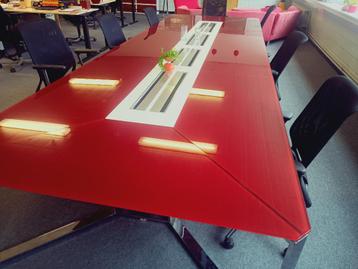 Vergadertafel rood glas beschikbaar voor biedingen