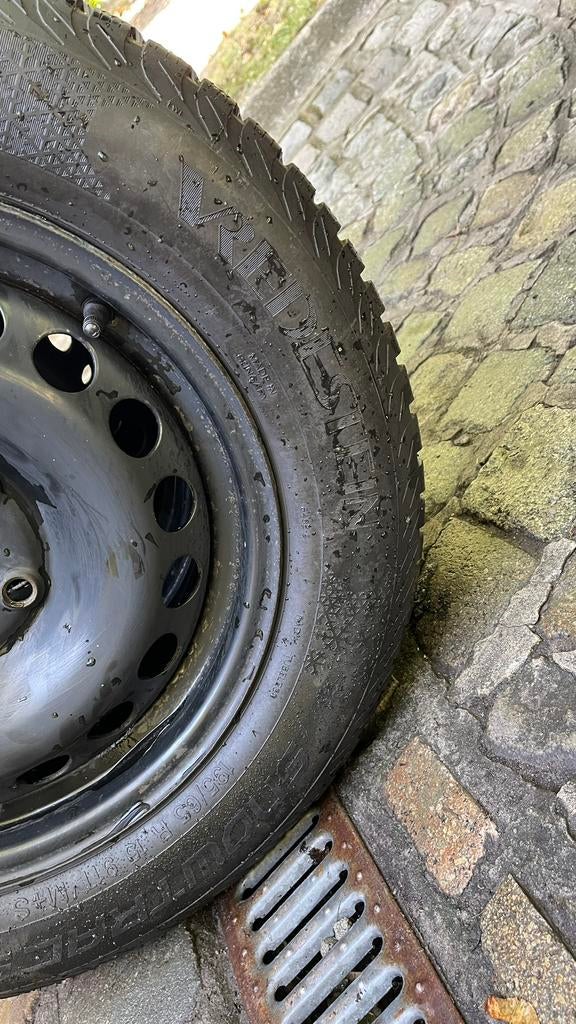 Pneus neige vredestein 195/65 R15 avec jantes en toles, Enlèvement, Pneu(s)