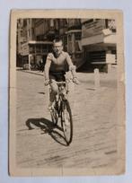 Cycliste sur la digue. Vélo. 1957, Enlèvement ou Envoi, Comme neuf