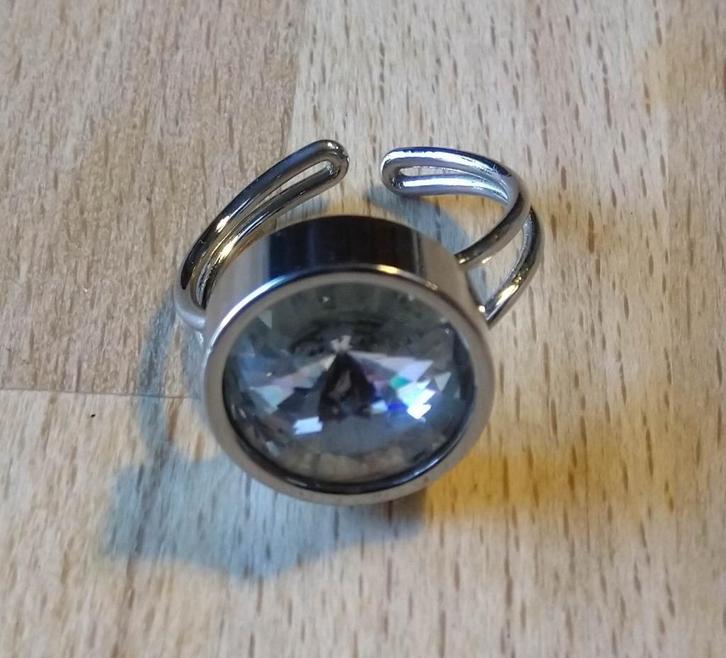 Damesring in wit metaal met grote glazen steen, Handtassen en Accessoires, Ringen, Zo goed als nieuw, Dame, 17 tot 18, Zilver