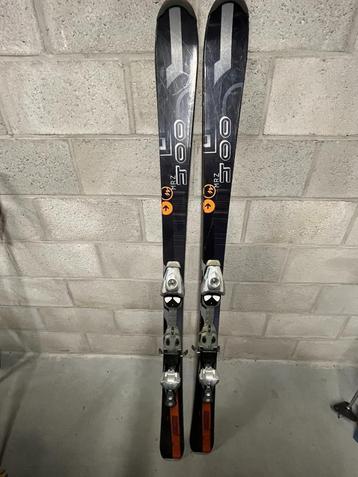 Skis alpins avec chaussures et bâtons