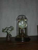 Vintage klok onder stolp., Ophalen