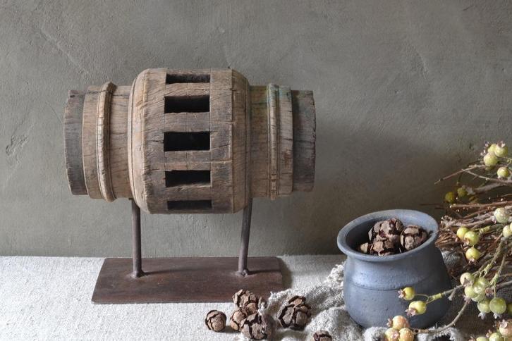 Oude houten wielas op standaard, Antiek en Kunst, Curiosa en Brocante, Ophalen of Verzenden