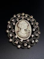 Vintage broche van bisque, Handtassen en Accessoires, Broches, Overige materialen, 4 tot 7 cm, Zo goed als nieuw, Verzenden