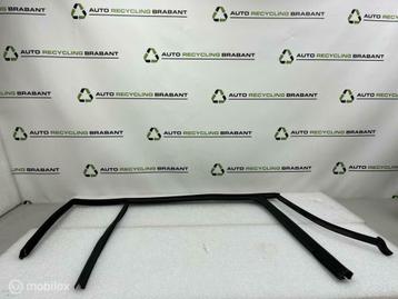 Raamrubber Links Achter Portier Volkswagen Tiguan 5N0839431F beschikbaar voor biedingen