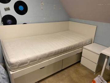 Bed ikea met lades beschikbaar voor biedingen