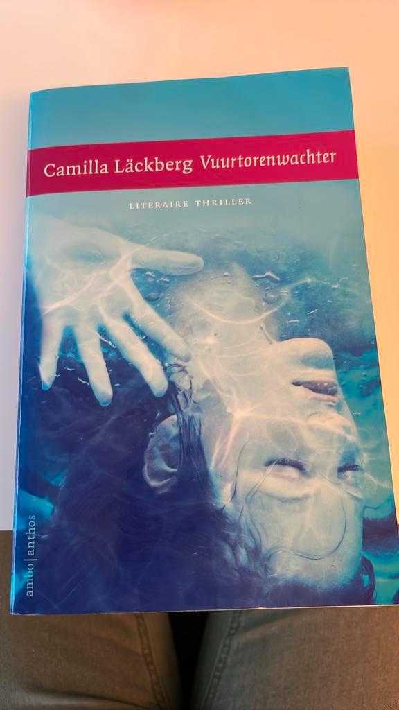 Camilla Läckberg - Vuurtorenwachter, Boeken, Thrillers, Zo goed als nieuw, Ophalen of Verzenden