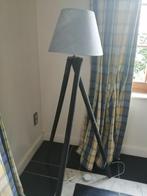 Moderne driepikkel staanlamp met gratis lampenkap, Huis en Inrichting, Lampen | Vloerlampen, Ophalen, 100 tot 150 cm, Hout, Landelijk