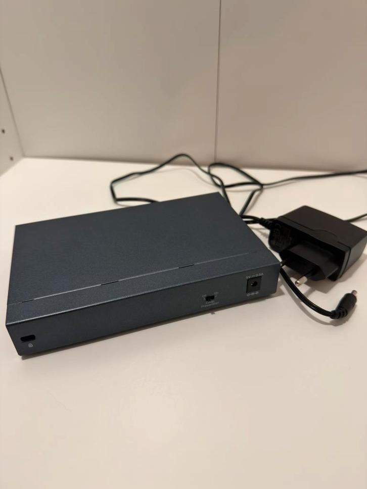 TP-Link TL-SG108 8-poorts Gigabit Switch – Incl. adapter, Computers en Software, Netwerk switches, Zo goed als nieuw, Ophalen of Verzenden
