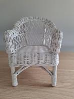 Wit geschilderde rieten miniatuur stoel, Verzamelen, Decoratie, Zo goed als nieuw, Ophalen