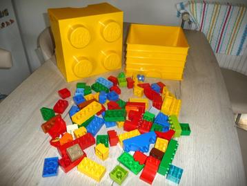 Boîte de rangement DUPLO pleine de cubes