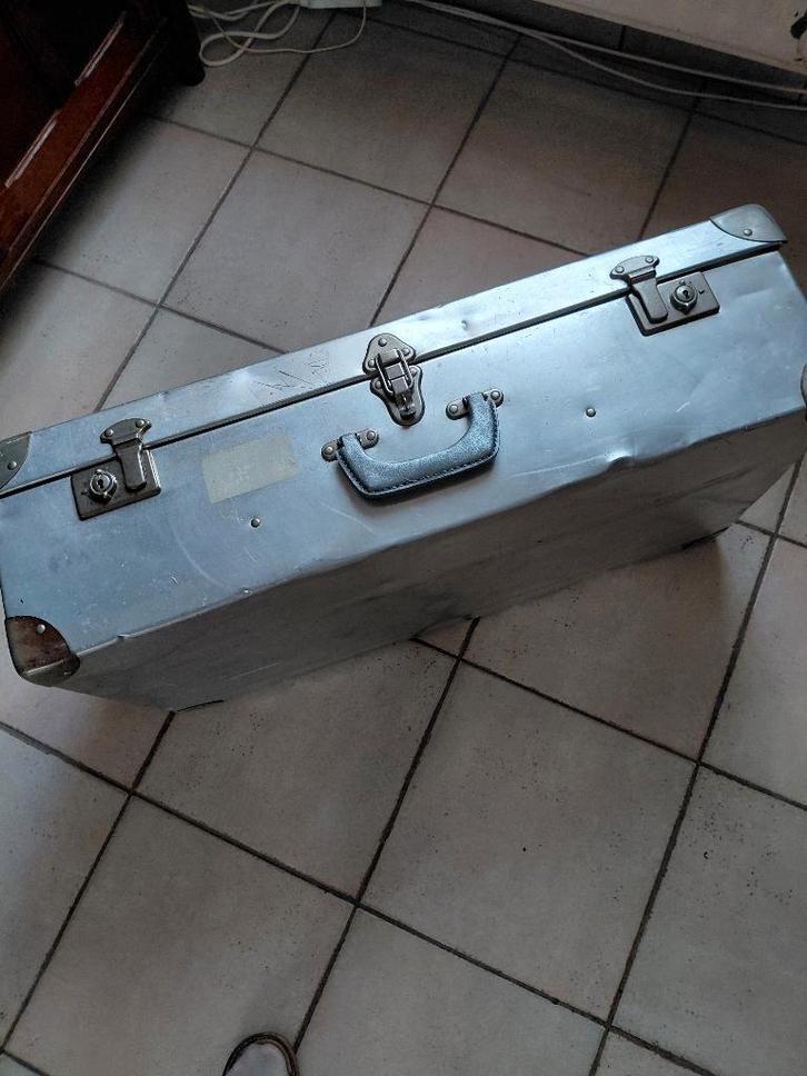 Valise métallique, Bijoux, Sacs & Beauté, Valises, Utilisé, Métal, 70 cm ou plus, 35 à 45 cm, Clé, Enlèvement
