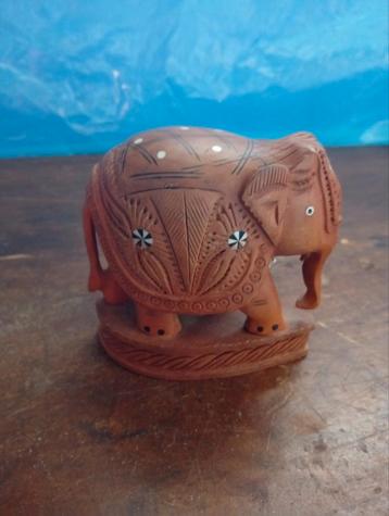 Postuur van een olifant  beschikbaar voor biedingen