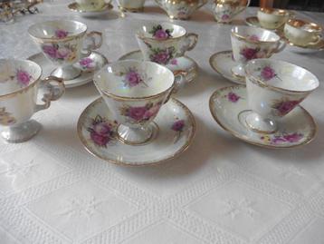  6 kleine kopjes, 5 antieke porseleinen schoteltjes beschikbaar voor biedingen