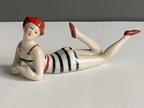ANTIEK ART DECO BADEND PORSELEINEN BEELDJE AAN ZEE, Antiek en Kunst, Antiek | Porselein, Ophalen of Verzenden