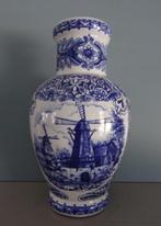 Decoratieve Delfts blauwe vaas met molen & bloemen, Antiek en Kunst, Ophalen of Verzenden