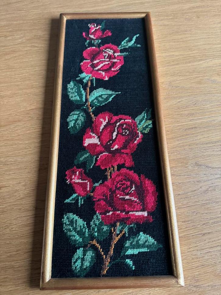Vintage borduurwerk met rozen – houten gouden lijst, Huis en Inrichting, Woonaccessoires | Lijsten, Gebruikt, Minder dan 50 cm