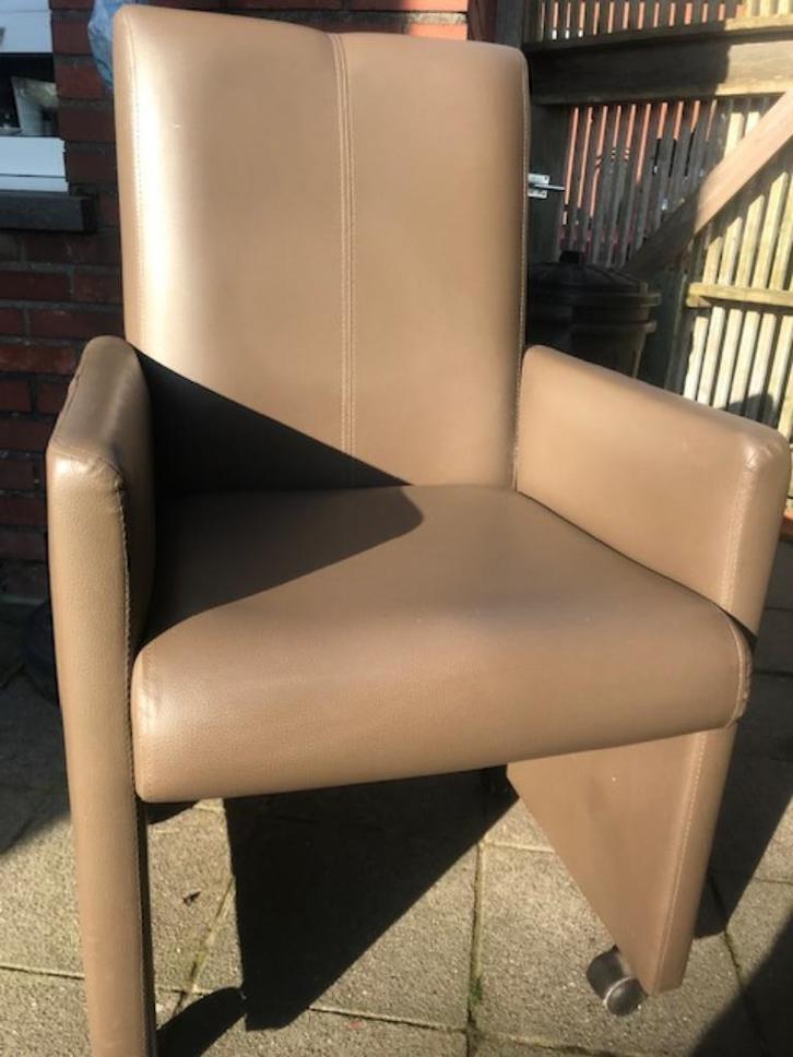 Bruine eetkamerstoelen met wieltjes, gebruikt maar bruikbaar, Huis en Inrichting, Stoelen, Gebruikt, Vier, Hout, Kunststof, Overige materialen