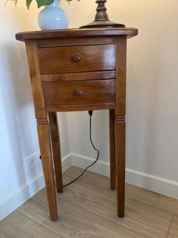 Vintage telefoonkastje beschikbaar voor biedingen