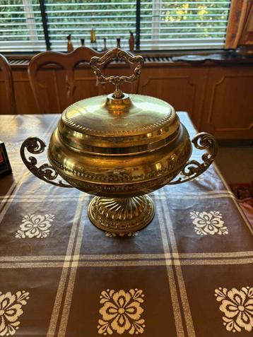 Terrine uit messing beschikbaar voor biedingen