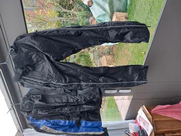 Regenvest en broek voor moter beschikbaar voor biedingen
