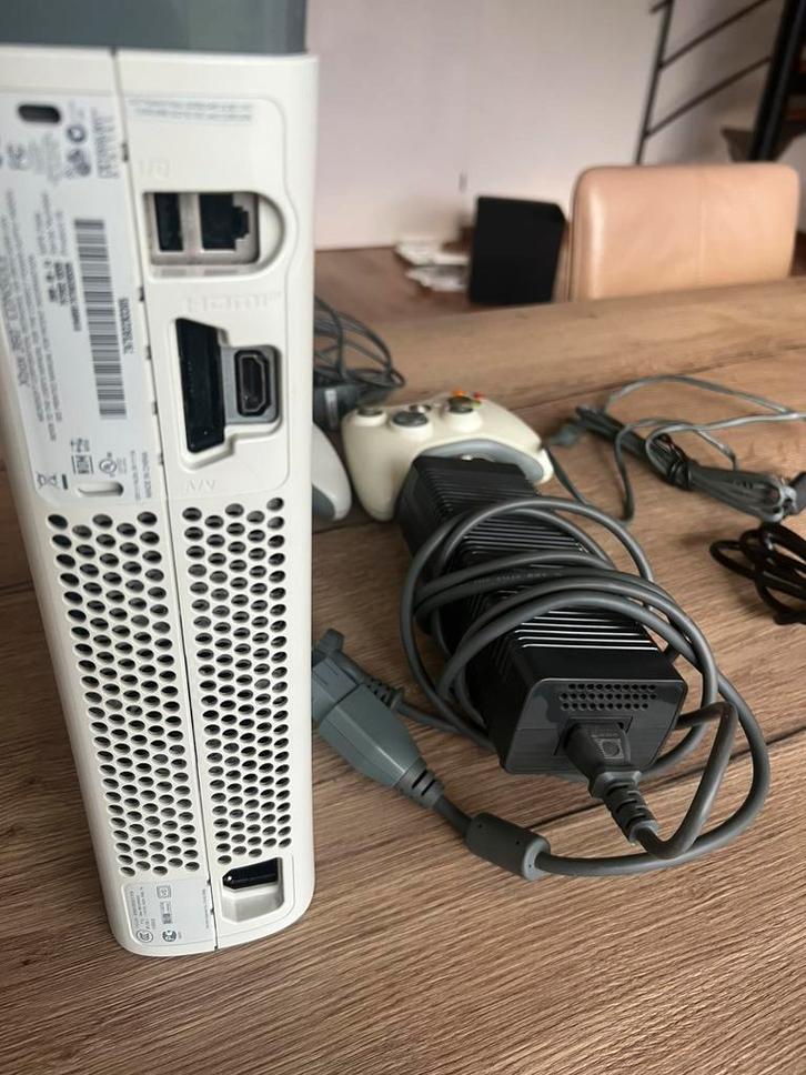 Xbox 360 met 2 controllers + alle kabels +  1 spelletje, Games en Spelcomputers, Games | Xbox 360, Gebruikt, Ophalen of Verzenden