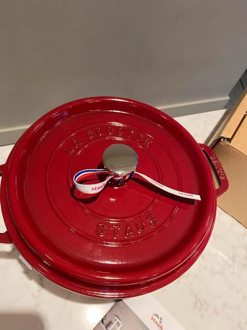 NOUVEAU Staub La Cocotte 24 cm 4,7 litres Cerise, Maison & Meubles, Cuisine | Casseroles & Poêles, Neuf, Poêle à frire ou Sauteuse