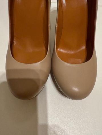 Heels beschikbaar voor biedingen