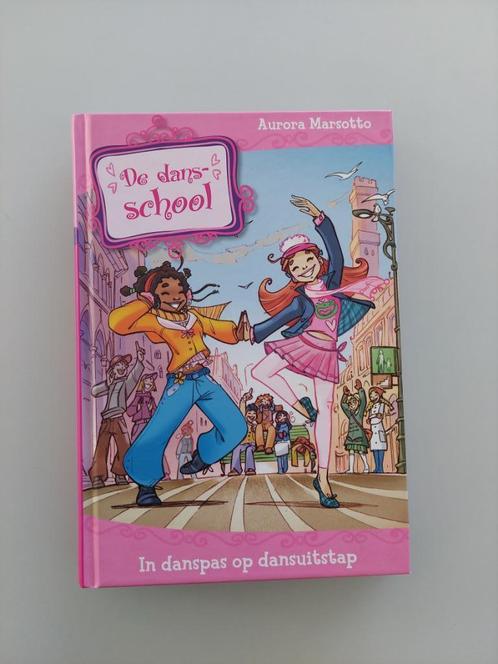 De dansschool - In danspas op dansuitstap, Boeken, Kinderboeken | Jeugd | onder 10 jaar, Zo goed als nieuw, Fictie algemeen, Ophalen of Verzenden