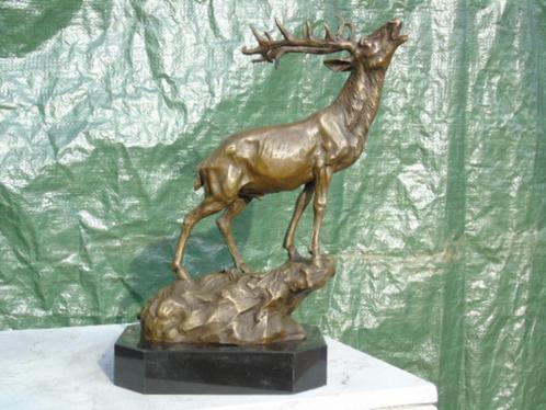 statue d un cerf en bronze signé , ( le brame ) ., Antiquités & Art, Antiquités | Bronze & Cuivre, Bronze, Enlèvement ou Envoi