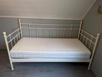 Metalen wit bed inclusief lattenbodem en matras