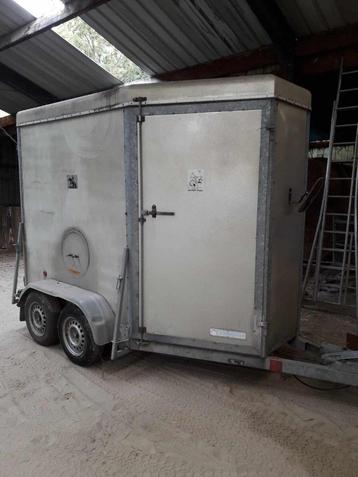 Van 2 chevaux beschikbaar voor biedingen