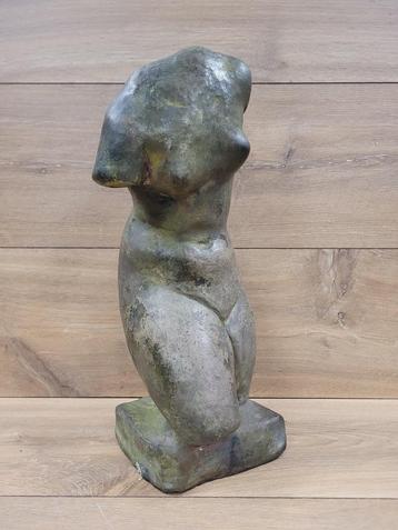 Statue représentant un torse de femme, 36 cm de haut disponible aux enchères