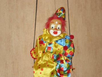 Diverse hangende kleine en grote clown beschikbaar voor biedingen