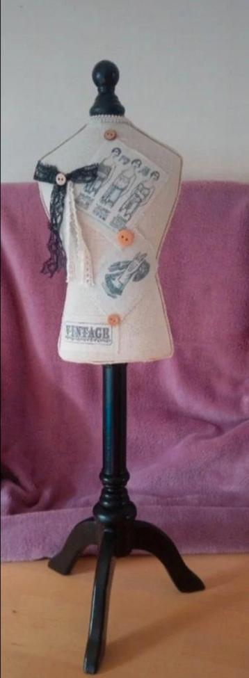 Kleine retro vintage stijl paspop  beschikbaar voor biedingen
