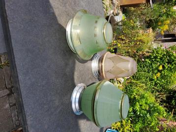 Diverse antieke plafondlusters in gewolkt en/of frosted glas beschikbaar voor biedingen