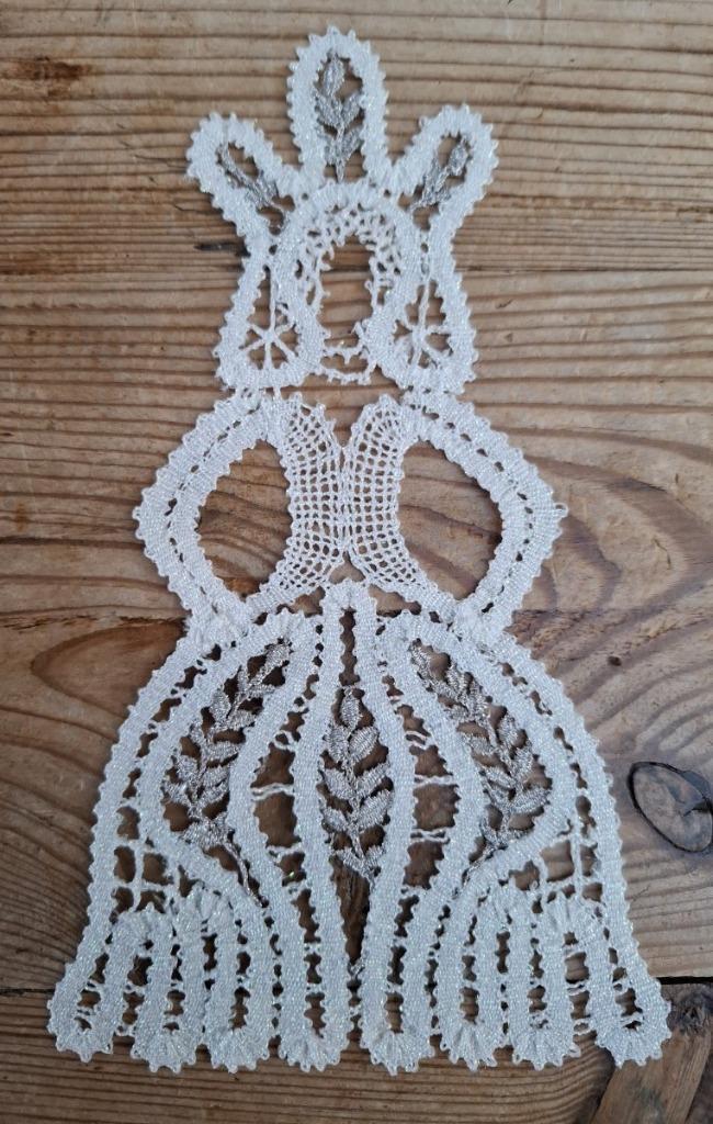 Kantklos werkje nostalgische dame met glazende garens, Antiek en Kunst, Curiosa en Brocante, Ophalen of Verzenden