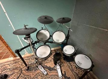 Drumset roland met stagg klankkast beschikbaar voor biedingen
