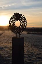 Brute, stalen kunstwerken op hardhouten sokkel, Tuin en Terras, Ophalen of Verzenden, Nieuw, Metaal, Abstract beeld