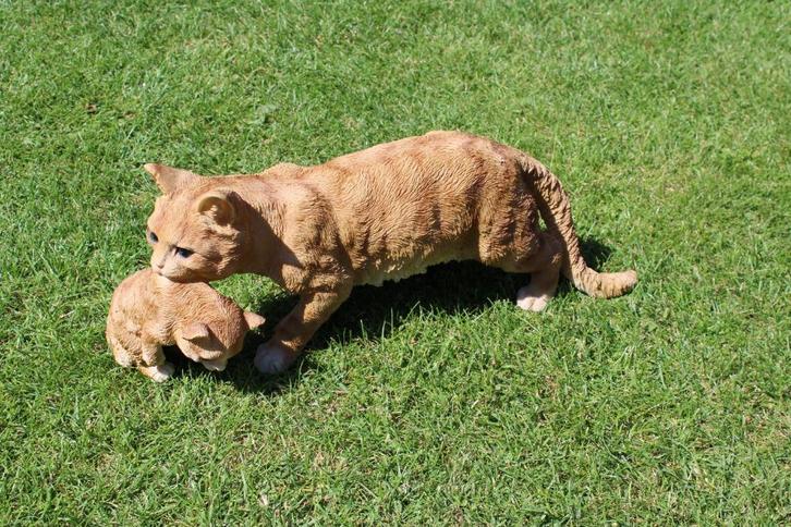 Standbeeld van een kat en zijn kleine natuurlijke grootte., Tuin en Terras, Tuinbeelden, Nieuw, Dierenbeeld, Kunststof, Ophalen