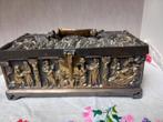 Bronzen juwelenkist, religieuze taferelen, Ophalen