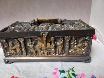 Bronzen juwelenkist, religieuze taferelen beschikbaar voor biedingen
