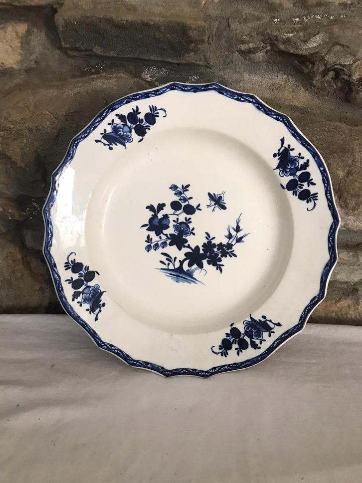 Assiette creuse ancienne en porcelaine tendre de Tournai, Antiquités & Art, Antiquités | Porcelaine, Enlèvement ou Envoi