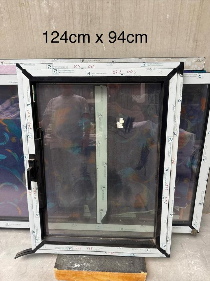 Te koop: 2 ramen, 1 deur met dubbel glas (nieuwstaat), Doe-het-zelf en Bouw, Raamkozijnen en Schuifdeuren, Nieuw, Aluminium, 225 cm of meer
